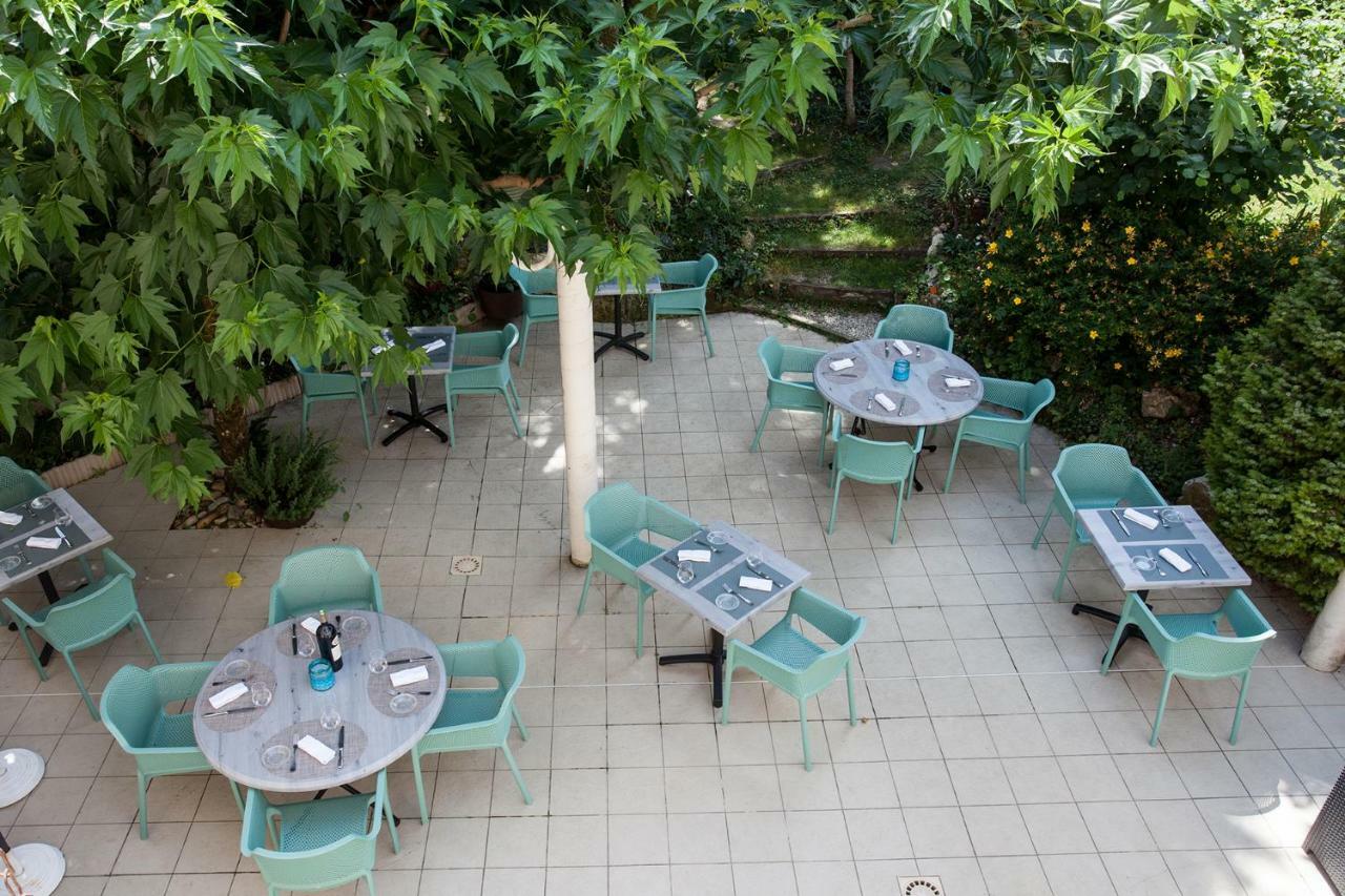 Hotel Le Lion D'Or Manzac-sur-Vern Esterno foto